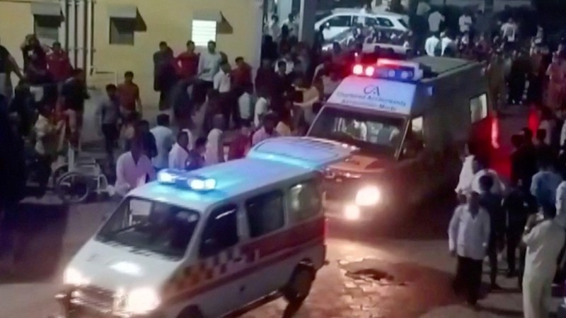 Setidaknya 60 orang tewas setelah satu jembatan gantung di India yang sudah berusia 100 tahun ambruk pada Minggu (30/10). (AP/Rajesh Ambaliya) Setidaknya 60 orang tewas setelah satu jembatan gantung di India yang sudah berusia 100 tahun ambruk pada Minggu (30/10). (AP/Rajesh Ambaliya)