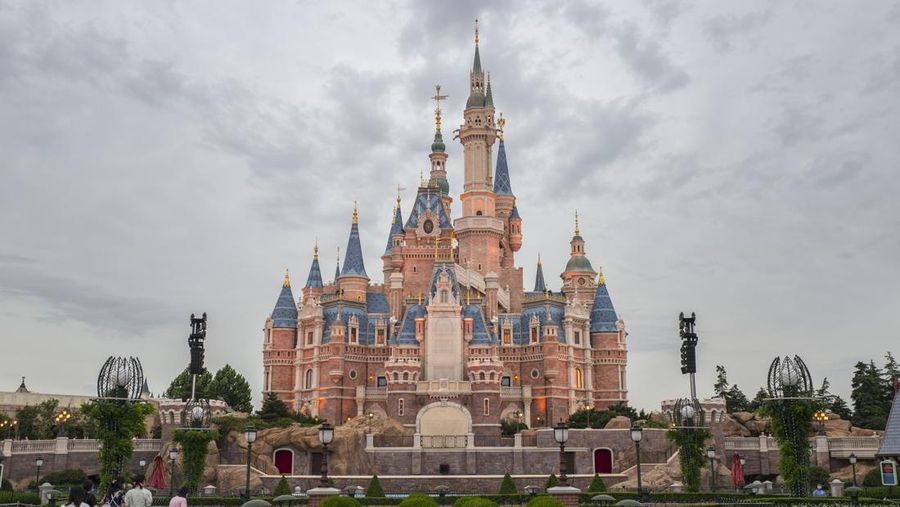 SHANGHAI, CHINA - JUNE 30: Tourists visit the Shanghai Disney Resort on the reopening day on June 30, 2022 in Shanghai, China. Shanghai Disney Resort reopened on Thursday after more than three months of closure due to the COVID-19 outbreak. (DOK.File / VCG via Getty Images/VCG)