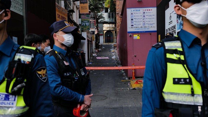 SEOUL, SOUTH KOREA - OCTOBER 30: A cordon line is set up near the scene of a deadly stampede on October 30, 2022 in Seoul, South Korea. At least 153 people were killed and 103 others injured in the Halloween stampede that occurred Saturday night at Itaewon, a district of the South Korean capital Seoul. (Photo by Liu Xu/China News Service via Getty Images)
