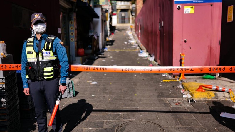 SEOUL, SOUTH KOREA - OCTOBER 30: A cordon line is set up near the scene of a deadly stampede on October 30, 2022 in Seoul, South Korea. At least 153 people were killed and 103 others injured in the Halloween stampede that occurred Saturday night at Itaewon, a district of the South Korean capital Seoul. (Photo by Liu Xu/China News Service via Getty Images)