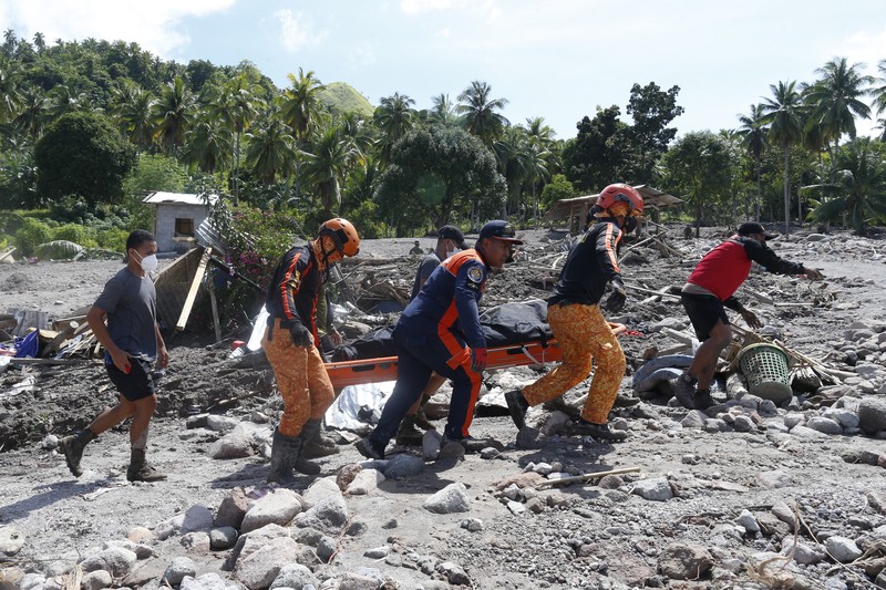 Tim penyelamat mengambil mayat di kota Maguindanao Datu Odin Sinsuat, Filipina selatan pada Minggu 30 Oktober 2022. Para korban tanah longsor besar yang dipicu oleh Badai Tropis Nalgae. AP/ Tim penyelamat mengambil mayat di kota Maguindanao Datu Odin Sinsuat, Filipina selatan pada Minggu 30 Oktober 2022. Para korban tanah longsor besar yang dipicu oleh Badai Tropis Nalgae. AP/