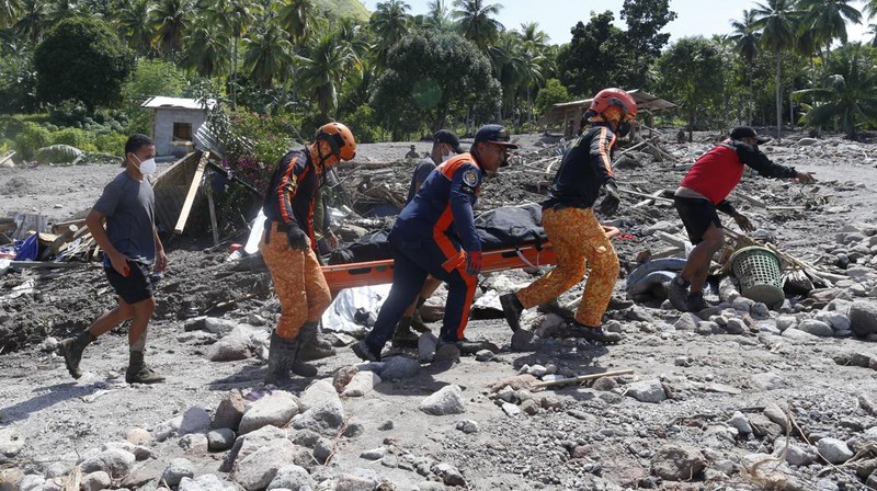 Tim penyelamat mengambil mayat di kota Maguindanao Datu Odin Sinsuat, Filipina selatan pada Minggu 30 Oktober 2022. Para korban tanah longsor besar yang dipicu oleh Badai Tropis Nalgae. AP/