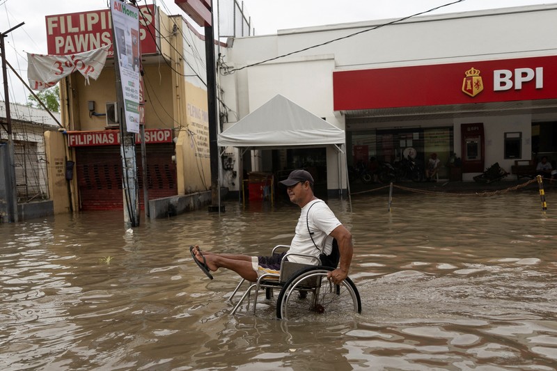 Tim penyelamat mengambil mayat di kota Maguindanao Datu Odin Sinsuat, Filipina selatan pada Minggu 30 Oktober 2022. Para korban tanah longsor besar yang dipicu oleh Badai Tropis Nalgae. AP/ Tim penyelamat mengambil mayat di kota Maguindanao Datu Odin Sinsuat, Filipina selatan pada Minggu 30 Oktober 2022. Para korban tanah longsor besar yang dipicu oleh Badai Tropis Nalgae. AP/