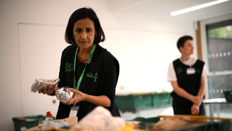 ROMFORD, ENGLAND - OCTOBER 27: A food bank collection is advertised in the window of a Halifax building society branch on South Street  on October 27, 2022 in Romford, England. (File. John Keeble/Getty Images)