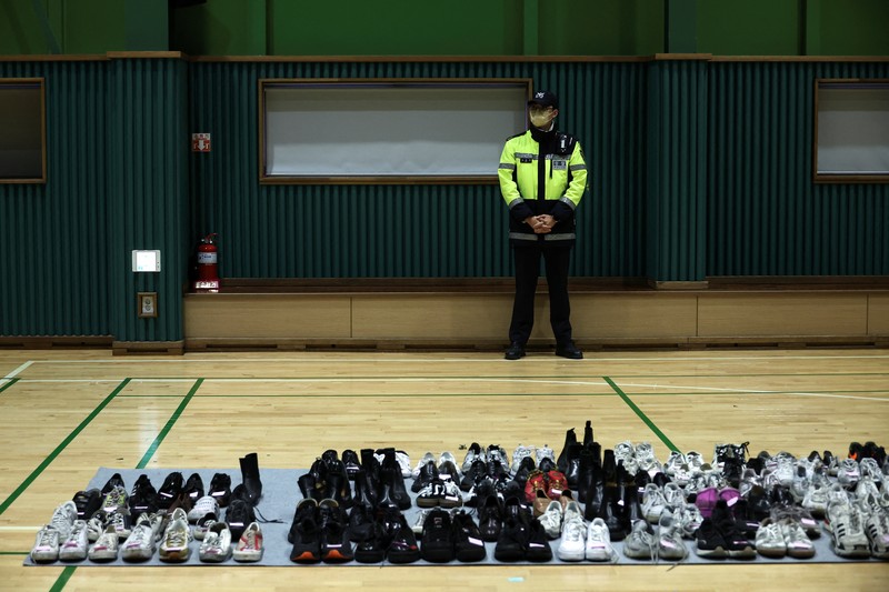 Seorang pria memberikan penghormatan di dekat lokasi penyerbuan yang terjadi selama perayaan Halloween, di Seoul, Korea Selatan, 31 Oktober 2022. (REUTERS/KIM HONG-JI)