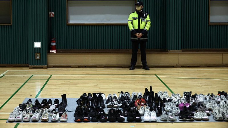 Seorang pria memberikan penghormatan di dekat lokasi penyerbuan yang terjadi selama perayaan Halloween, di Seoul, Korea Selatan, 31 Oktober 2022. (REUTERS/KIM HONG-JI)