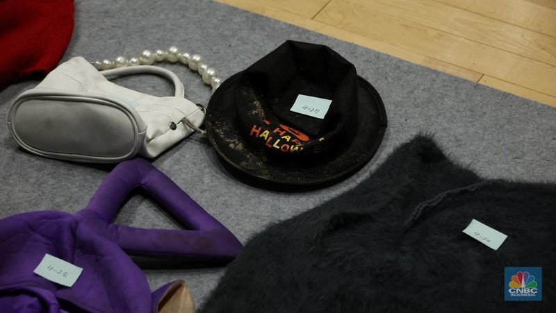 Seorang pria memberikan penghormatan di dekat lokasi penyerbuan yang terjadi selama perayaan Halloween, di Seoul, Korea Selatan, 31 Oktober 2022. (REUTERS/KIM HONG-JI)