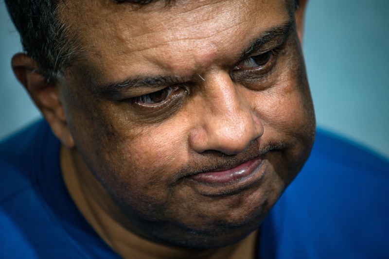 CEO Grup AirAsia, Tony Fernandes berbicara pada konferensi pers di Sydney pada 12 Maret 2015. (AFP/PETER PARKS)
