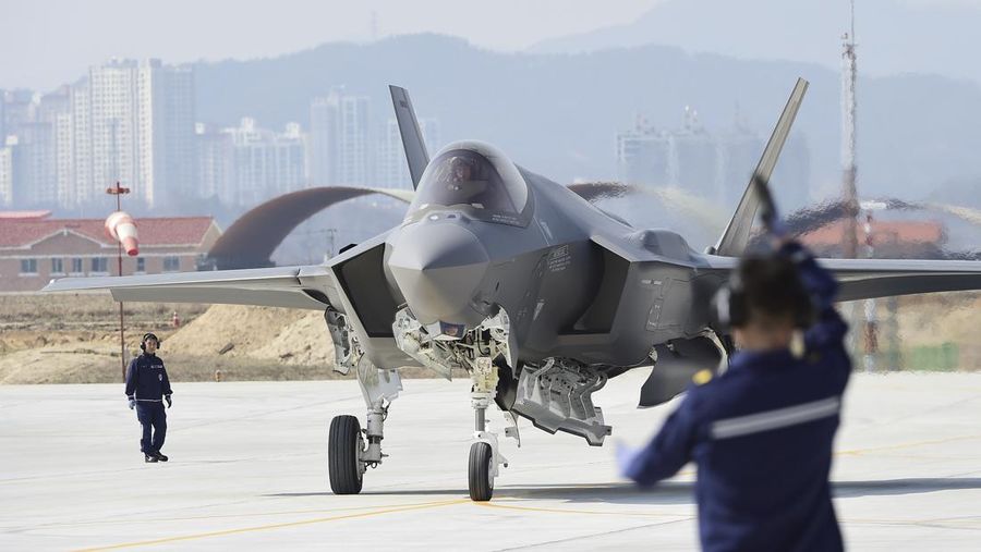 Dalam foto ini disediakan oleh Administrasi Program Akuisisi Pertahanan Korea Selatan, sebuah jet tempur F-35A AS mendarat di Pangkalan Udara Chungju pada 29 Maret 2019 di Chungju, Korea Selatan. (Getty Images/Handout)