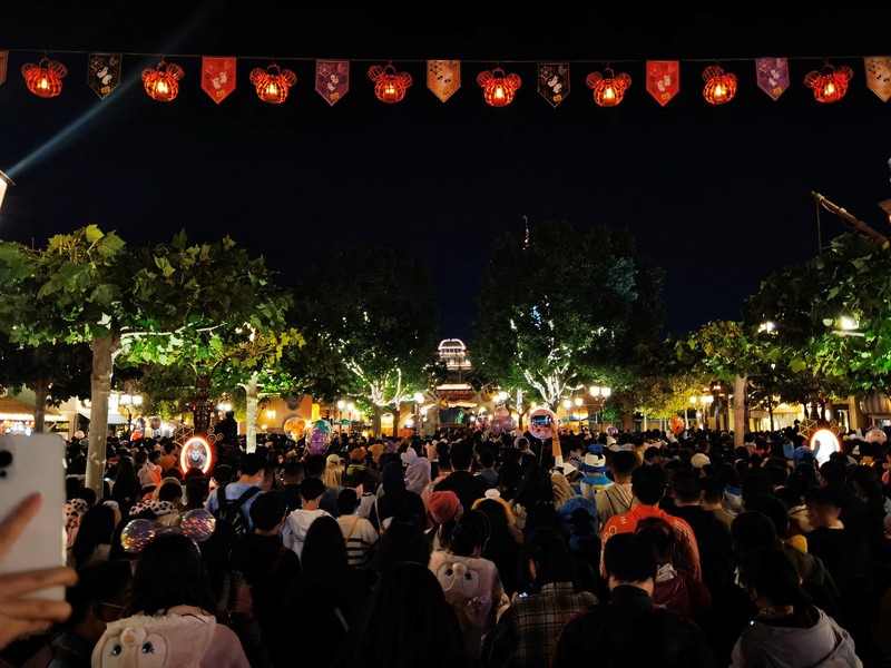 Disney Resort Shanghai tiba-tiba menangguhkan operasi pada hari Senin untuk mematuhi langkah-langkah pencegahan COVID-19. (via REUTERS/SOCIAL MEDIA)