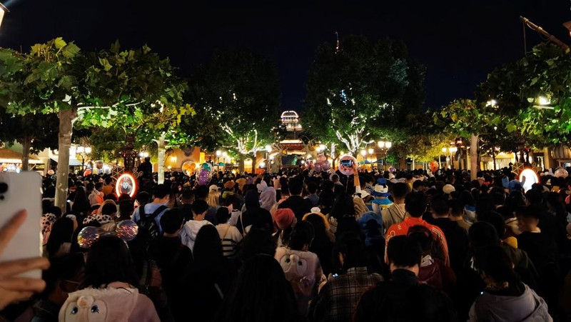 Disney Resort Shanghai tiba-tiba menangguhkan operasi pada hari Senin untuk mematuhi langkah-langkah pencegahan COVID-19. (via REUTERS/SOCIAL MEDIA)