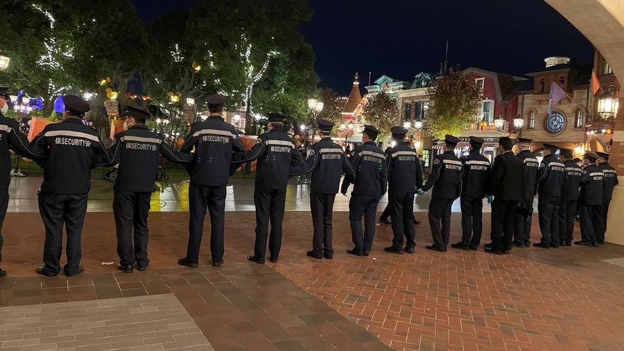 Disney Resort Shanghai tiba-tiba menangguhkan operasi pada hari Senin untuk mematuhi langkah-langkah pencegahan COVID-19. (via REUTERS/SOCIAL MEDIA)