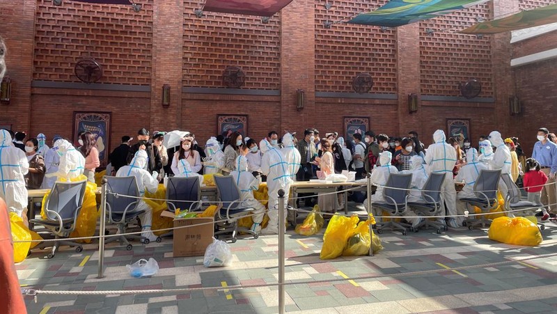 Disney Resort Shanghai tiba-tiba menangguhkan operasi pada hari Senin untuk mematuhi langkah-langkah pencegahan COVID-19. (via REUTERS/SOCIAL MEDIA)