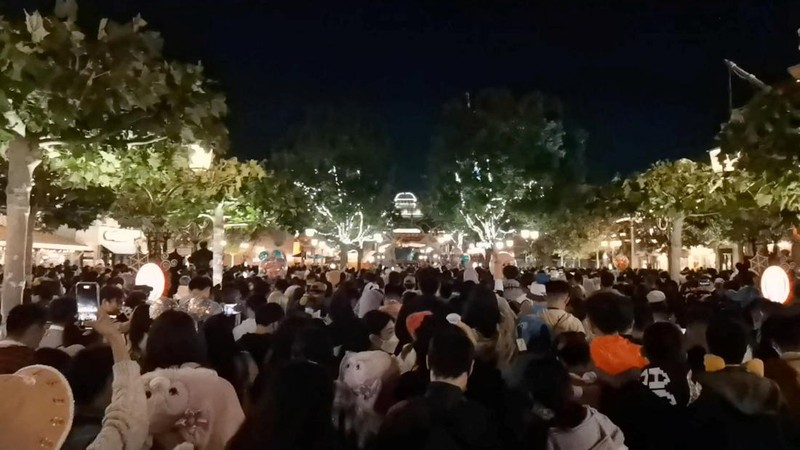 Disney Resort Shanghai tiba-tiba menangguhkan operasi pada hari Senin untuk mematuhi langkah-langkah pencegahan COVID-19. (via REUTERS/SOCIAL MEDIA)