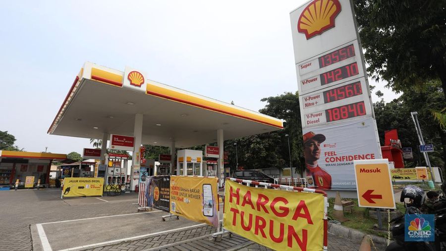 Harga terbaru pertamax dan shell. (վ/Andrean Kristianto)