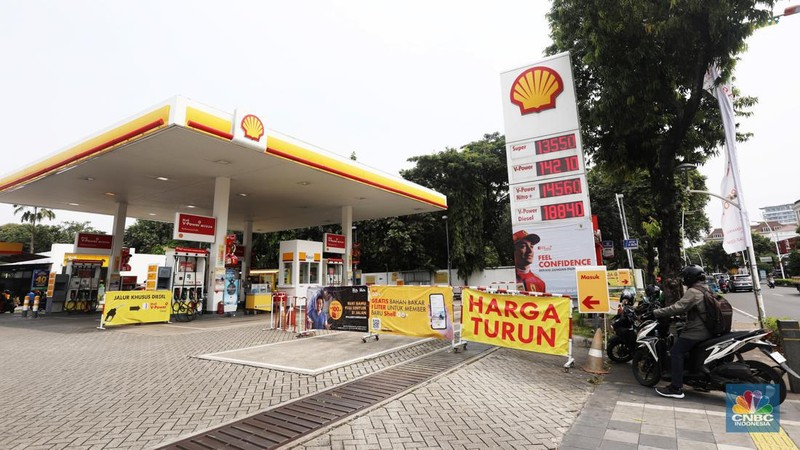 Harga terbaru pertamax dan shell. (CNBC Indonesia/Andrean Kristianto)