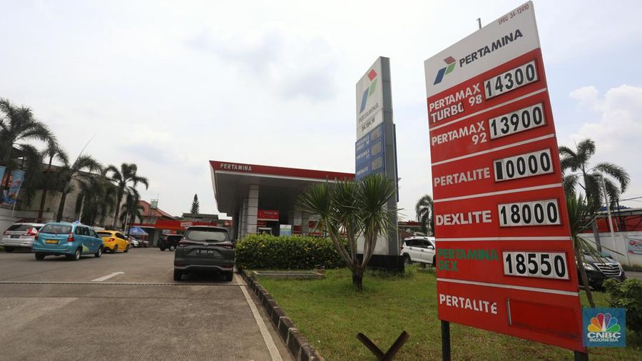Harga terbaru pertamax dan shell. (վ/Andrean Kristianto)