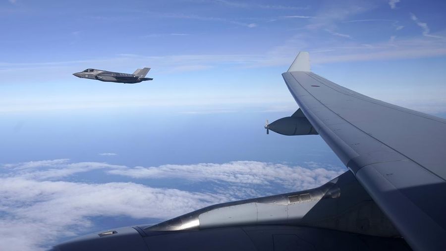 Jet siluman RAF F-35B Lightning terbang di belakang Stratotanker KC-135 Angkatan Udara Amerika Serikat di atas Selat Inggris selama Operasi Point Blank. (Getty Images/Christopher Furlong)