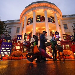 Ada Efek Halloween di BEI, Saatnya Beli Atau Jual?