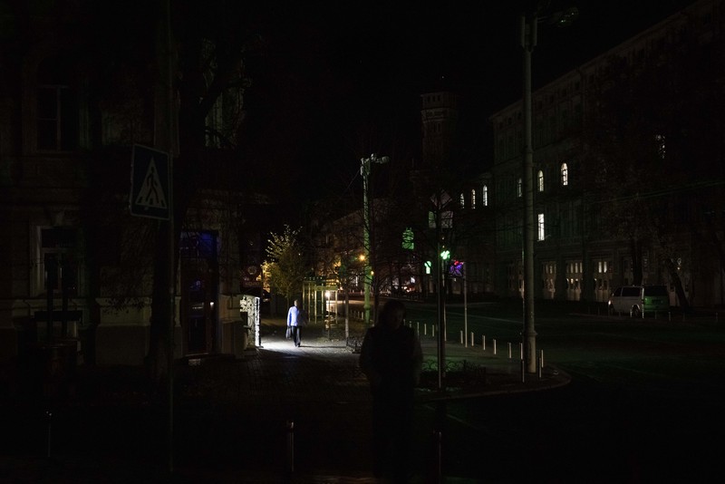 Petugas pemadam kebakaran bekerja untuk memadamkan api di fasilitas infrastruktur energi, yang rusak akibat serangan pesawat tak berawak Rusia. (via REUTERS/STATE EMERGENCY SERVICE OF UKRAINA) Petugas pemadam kebakaran bekerja untuk memadamkan api di fasilitas infrastruktur energi, yang rusak akibat serangan pesawat tak berawak Rusia. (via REUTERS/STATE EMERGENCY SERVICE OF UKRAINA)