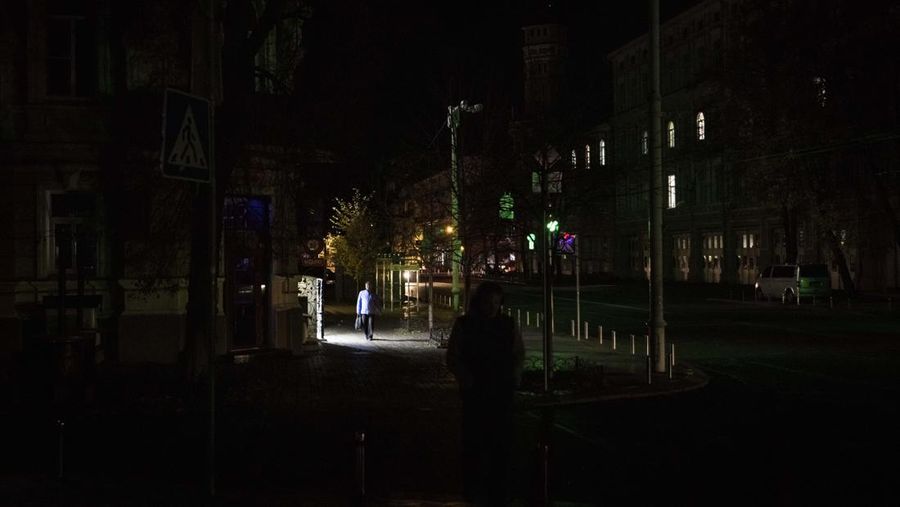 Petugas pemadam kebakaran bekerja untuk memadamkan api di fasilitas infrastruktur energi, yang rusak akibat serangan pesawat tak berawak Rusia. (via REUTERS/STATE EMERGENCY SERVICE OF UKRAINA)