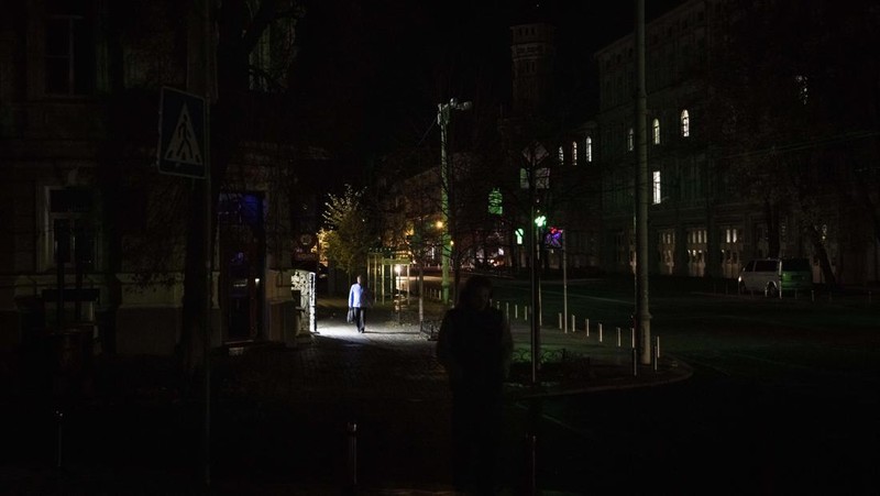 Petugas pemadam kebakaran bekerja untuk memadamkan api di fasilitas infrastruktur energi, yang rusak akibat serangan pesawat tak berawak Rusia. (via REUTERS/STATE EMERGENCY SERVICE OF UKRAINA)
