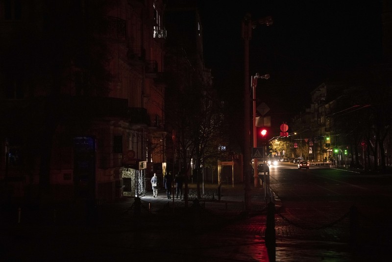 Petugas pemadam kebakaran bekerja untuk memadamkan api di fasilitas infrastruktur energi, yang rusak akibat serangan pesawat tak berawak Rusia. (via REUTERS/STATE EMERGENCY SERVICE OF UKRAINA) Petugas pemadam kebakaran bekerja untuk memadamkan api di fasilitas infrastruktur energi, yang rusak akibat serangan pesawat tak berawak Rusia. (via REUTERS/STATE EMERGENCY SERVICE OF UKRAINA)