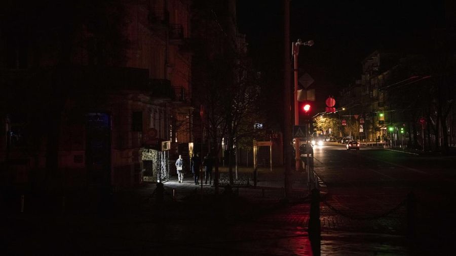 Orang-orang berjalan menuju Sophia Square pada 31 Oktober 2022 di Kyiv, Ukraina. Pemadaman listrik dan krisis air di seluruh Ukraina yang disebabkan oleh serangan rudal dan pesawat tak berawak ke infrastruktur. (Getty Images/Ed Ram)