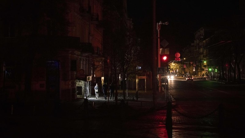 Petugas pemadam kebakaran bekerja untuk memadamkan api di fasilitas infrastruktur energi, yang rusak akibat serangan pesawat tak berawak Rusia. (via REUTERS/STATE EMERGENCY SERVICE OF UKRAINA)