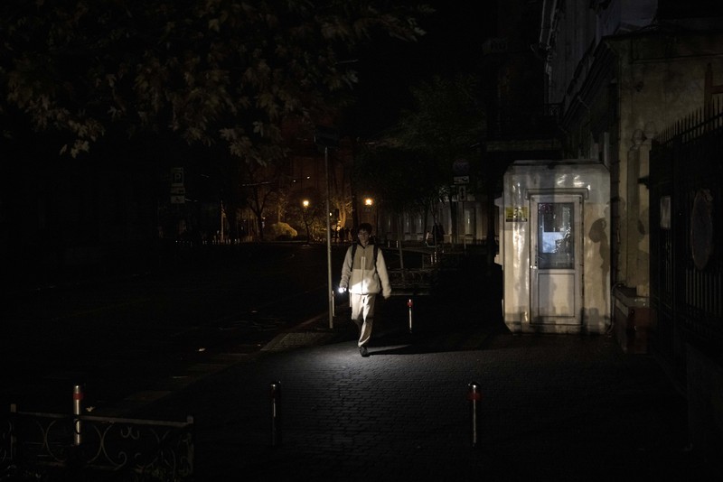 Petugas pemadam kebakaran bekerja untuk memadamkan api di fasilitas infrastruktur energi, yang rusak akibat serangan pesawat tak berawak Rusia. (via REUTERS/STATE EMERGENCY SERVICE OF UKRAINA) Petugas pemadam kebakaran bekerja untuk memadamkan api di fasilitas infrastruktur energi, yang rusak akibat serangan pesawat tak berawak Rusia. (via REUTERS/STATE EMERGENCY SERVICE OF UKRAINA)