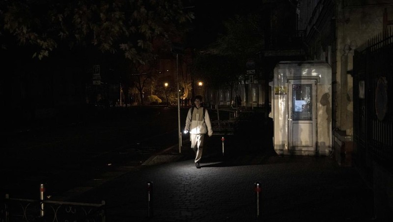 Petugas pemadam kebakaran bekerja untuk memadamkan api di fasilitas infrastruktur energi, yang rusak akibat serangan pesawat tak berawak Rusia. (via REUTERS/STATE EMERGENCY SERVICE OF UKRAINA)