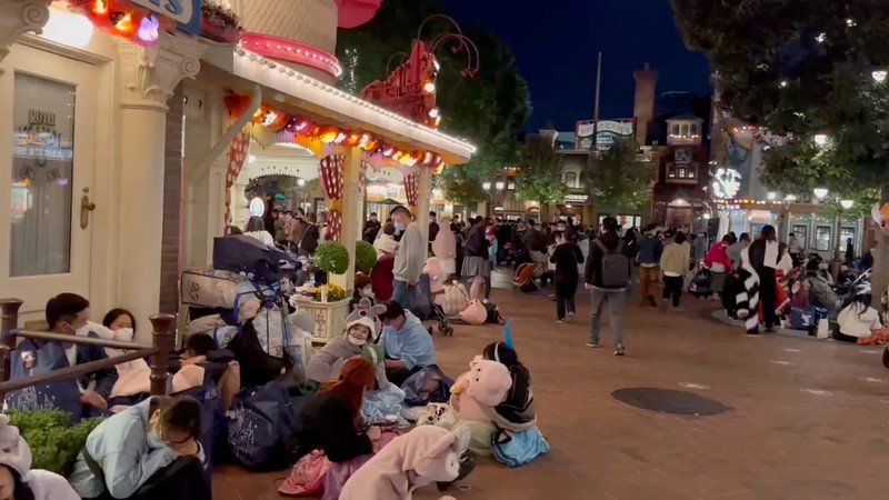 Disney Resort Shanghai tiba-tiba menangguhkan operasi pada hari Senin untuk mematuhi langkah-langkah pencegahan COVID-19. (via REUTERS/SOCIAL MEDIA)