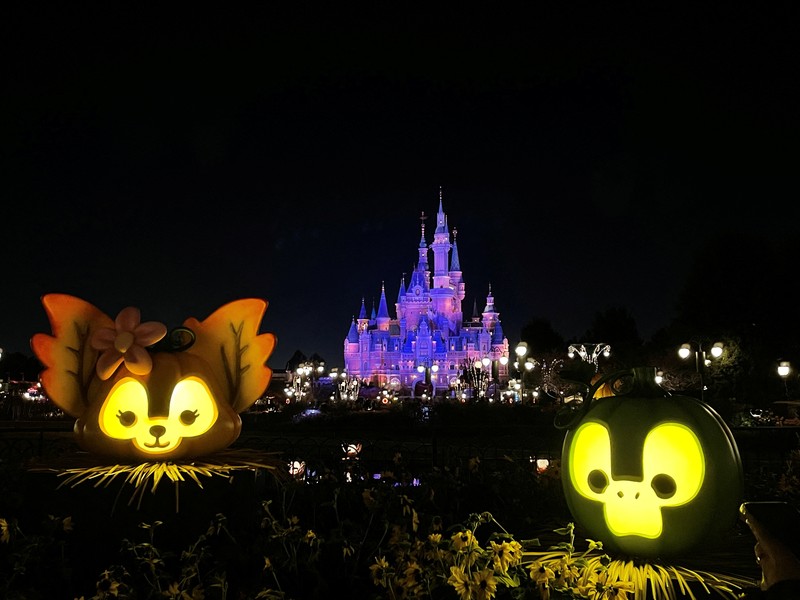 Disney Resort Shanghai tiba-tiba menangguhkan operasi pada hari Senin untuk mematuhi langkah-langkah pencegahan COVID-19. (via REUTERS/SOCIAL MEDIA) Disney Resort Shanghai tiba-tiba menangguhkan operasi pada hari Senin untuk mematuhi langkah-langkah pencegahan COVID-19. (via REUTERS/SOCIAL MEDIA)