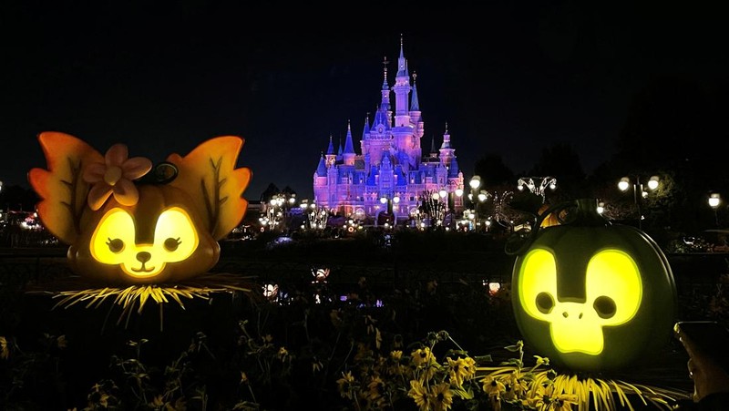Disney Resort Shanghai tiba-tiba menangguhkan operasi pada hari Senin untuk mematuhi langkah-langkah pencegahan COVID-19. (via REUTERS/SOCIAL MEDIA)