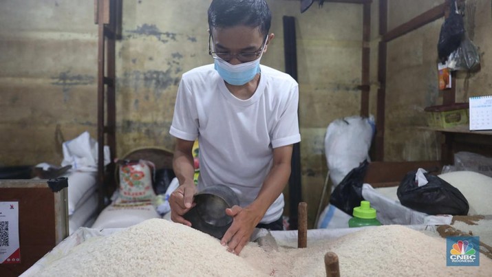 Pedagang menakar beras literan di pasar Kebayoran Lama, Jakarta, 1/11. Ekonomi Indonesia mengalami deflasi pada Oktober 2022 sekaligus angka inflasi menurun secara tahunan. (CNBC Indonesia/ Muhammad Sabki) Pedagang menakar beras literan di pasar Kebayoran Lama, Jakarta, 1/11. Ekonomi Indonesia mengalami deflasi pada Oktober 2022 sekaligus angka inflasi menurun secara tahunan. (CNBC Indonesia/ Muhammad Sabki)