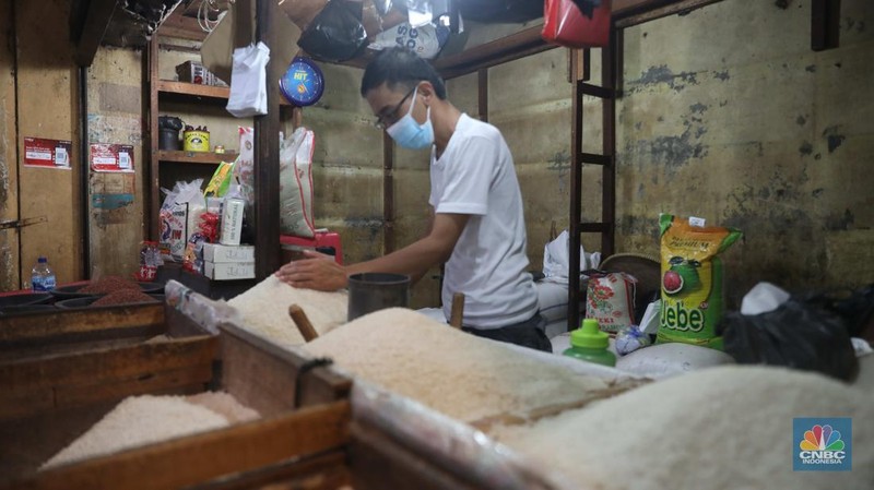 Pedagang menakar beras literan di pasar Kebayoran Lama, Jakarta, 1/11. Ekonomi Indonesia mengalami deflasi pada Oktober 2022 sekaligus angka inflasi menurun secara tahunan. (CNBC Indonesia/ Muhammad Sabki)