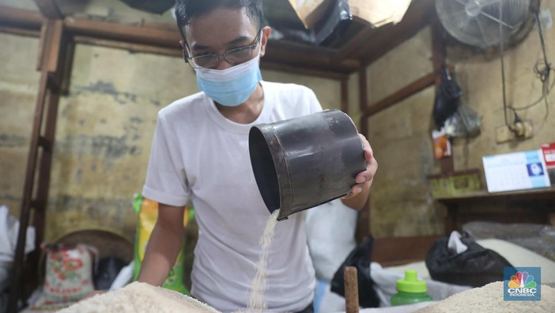 Pedagang menakar beras literan di pasar Kebayoran Lama, Jakarta, 1/11. Ekonomi Indonesia mengalami deflasi pada Oktober 2022 sekaligus angka inflasi menurun secara tahunan. (CNBC Indonesia/ Muhammad Sabki)