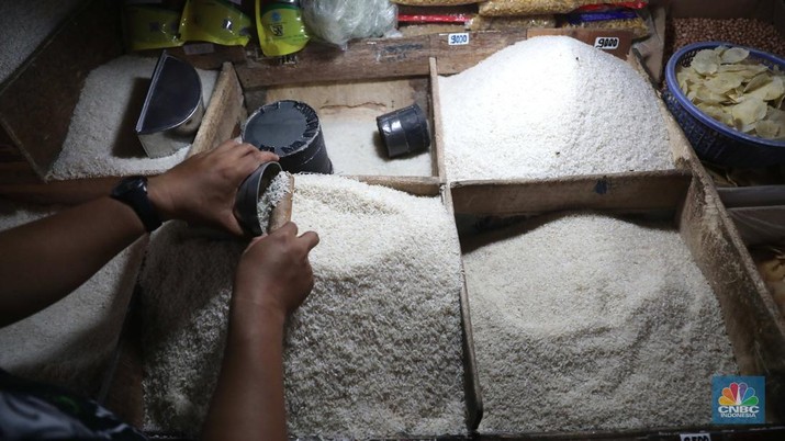 Pedagang menakar beras literan di pasar Kebayoran Lama, Jakarta, 1/11. Ekonomi Indonesia mengalami deflasi pada Oktober 2022 sekaligus angka inflasi menurun secara tahunan. (CNBC Indonesia/ Muhammad Sabki)