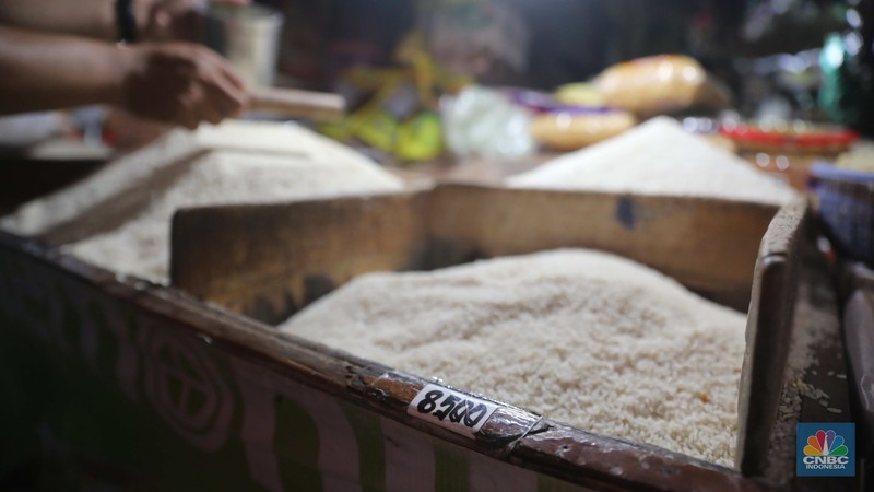 Pedagang menakar beras literan di pasar Kebayoran Lama, Jakarta, 1/11. Ekonomi Indonesia mengalami deflasi pada Oktober 2022 sekaligus angka inflasi menurun secara tahunan. (CNBC Indonesia/ Muhammad Sabki) Pedagang menakar beras literan di pasar Kebayoran Lama, Jakarta, 1/11. Ekonomi Indonesia mengalami deflasi pada Oktober 2022 sekaligus angka inflasi menurun secara tahunan. (CNBC Indonesia/ Muhammad Sabki)