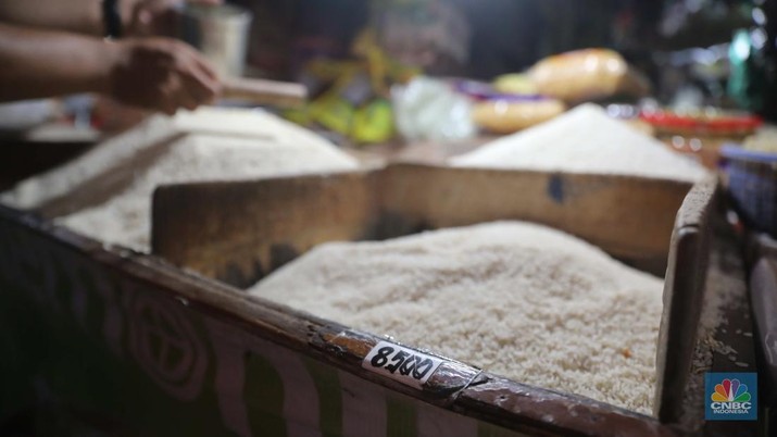 Pedagang menakar beras literan di pasar Kebayoran Lama, Jakarta, 1/11. Ekonomi Indonesia mengalami deflasi pada Oktober 2022 sekaligus angka inflasi menurun secara tahunan. (CNBC Indonesia/ Muhammad Sabki) Pedagang menakar beras literan di pasar Kebayoran Lama, Jakarta, 1/11. Ekonomi Indonesia mengalami deflasi pada Oktober 2022 sekaligus angka inflasi menurun secara tahunan. (CNBC Indonesia/ Muhammad Sabki)