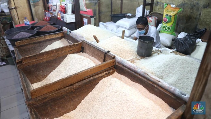 Pedagang menakar beras literan di pasar Kebayoran Lama, Jakarta, 1/11. Ekonomi Indonesia mengalami deflasi pada Oktober 2022 sekaligus angka inflasi menurun secara tahunan. (CNBC Indonesia/ Muhammad Sabki) Pedagang menakar beras literan di pasar Kebayoran Lama, Jakarta, 1/11. Ekonomi Indonesia mengalami deflasi pada Oktober 2022 sekaligus angka inflasi menurun secara tahunan. (CNBC Indonesia/ Muhammad Sabki)