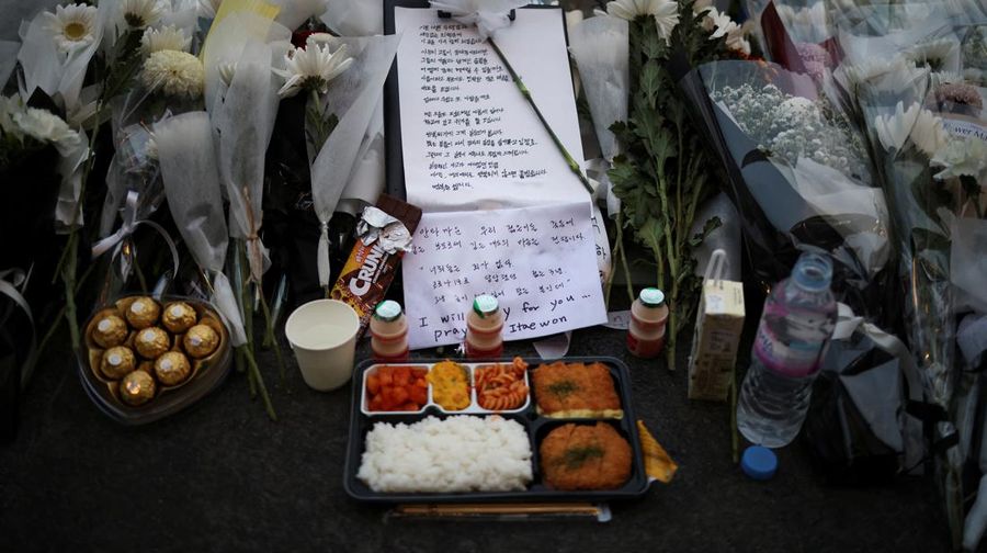 Seorang pria memberikan penghormatan di dekat lokasi penyerbuan yang terjadi selama perayaan Halloween, di Seoul, Korea Selatan, 31 Oktober 2022. (REUTERS/KIM HONG-JI)