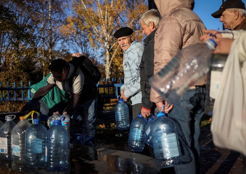 Petugas pemadam kebakaran bekerja untuk memadamkan api di fasilitas infrastruktur energi, yang rusak akibat serangan pesawat tak berawak Rusia. (via REUTERS/STATE EMERGENCY SERVICE OF UKRAINA) Petugas pemadam kebakaran bekerja untuk memadamkan api di fasilitas infrastruktur energi, yang rusak akibat serangan pesawat tak berawak Rusia. (via REUTERS/STATE EMERGENCY SERVICE OF UKRAINA)