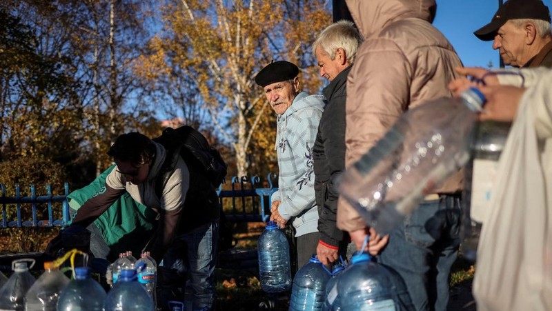 Petugas pemadam kebakaran bekerja untuk memadamkan api di fasilitas infrastruktur energi, yang rusak akibat serangan pesawat tak berawak Rusia. (via REUTERS/STATE EMERGENCY SERVICE OF UKRAINA)