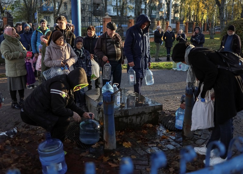Petugas pemadam kebakaran bekerja untuk memadamkan api di fasilitas infrastruktur energi, yang rusak akibat serangan pesawat tak berawak Rusia. (via REUTERS/STATE EMERGENCY SERVICE OF UKRAINA) Petugas pemadam kebakaran bekerja untuk memadamkan api di fasilitas infrastruktur energi, yang rusak akibat serangan pesawat tak berawak Rusia. (via REUTERS/STATE EMERGENCY SERVICE OF UKRAINA)