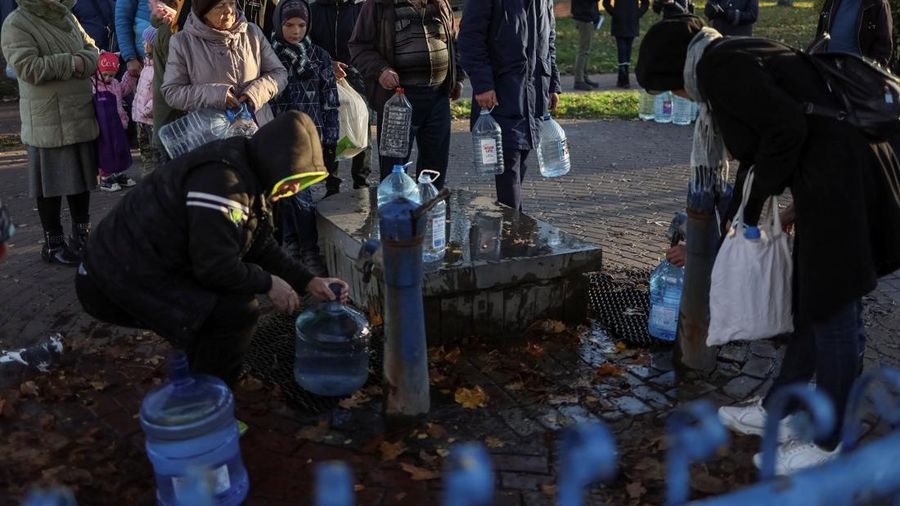 Petugas pemadam kebakaran bekerja untuk memadamkan api di fasilitas infrastruktur energi, yang rusak akibat serangan pesawat tak berawak Rusia. (via REUTERS/STATE EMERGENCY SERVICE OF UKRAINA)