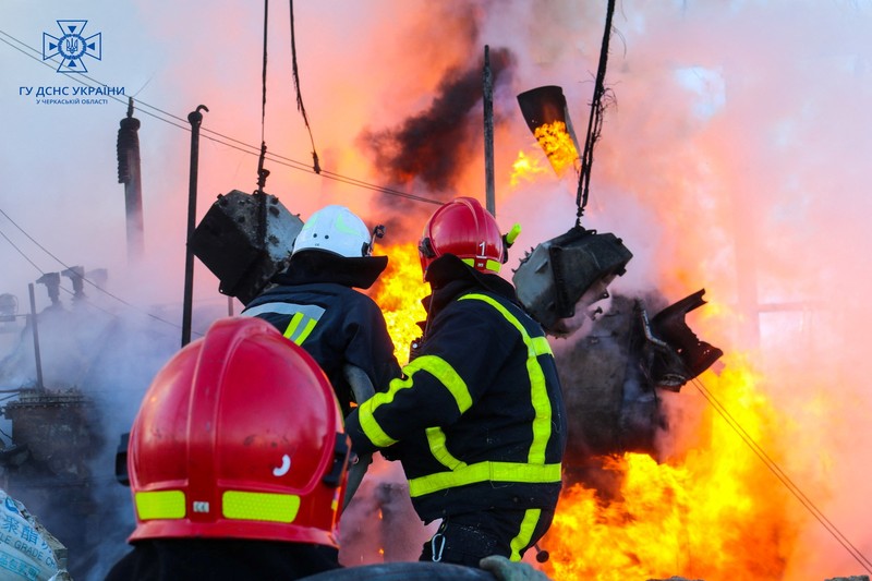 Petugas pemadam kebakaran bekerja untuk memadamkan api di fasilitas infrastruktur energi, yang rusak akibat serangan pesawat tak berawak Rusia. (via REUTERS/STATE EMERGENCY SERVICE OF UKRAINA) Petugas pemadam kebakaran bekerja untuk memadamkan api di fasilitas infrastruktur energi, yang rusak akibat serangan pesawat tak berawak Rusia. (via REUTERS/STATE EMERGENCY SERVICE OF UKRAINA)