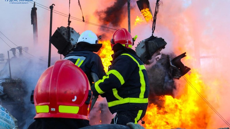 Petugas pemadam kebakaran bekerja untuk memadamkan api di fasilitas infrastruktur energi, yang rusak akibat serangan pesawat tak berawak Rusia. (via REUTERS/STATE EMERGENCY SERVICE OF UKRAINA)