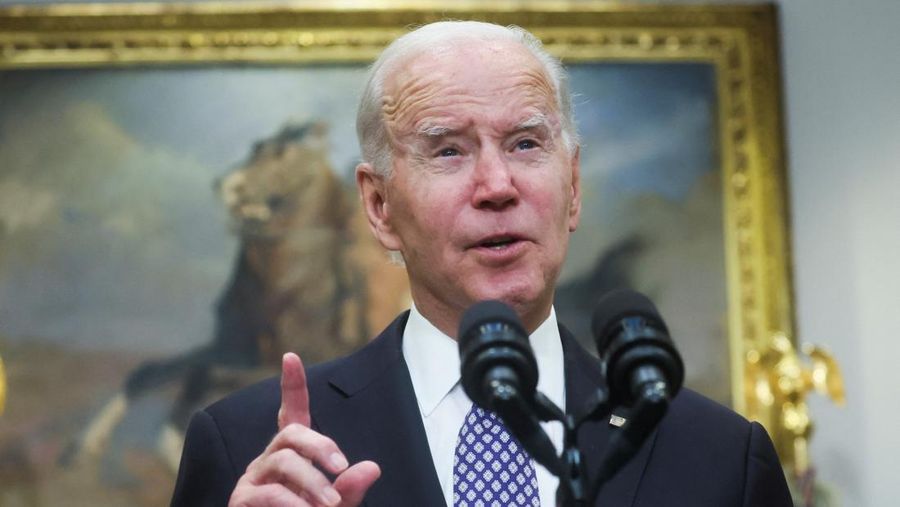 Presiden AS Joe Biden membuat pernyataan tentang harga bensin dan keuntungan perusahaan minyak di Ruang Roosevelt di Gedung Putih di Washington, AS, 31 Oktober 2022. (REUTERS/LEAH MILLIS)