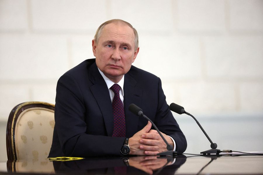 Presiden Rusia Vladimir Putin menghadiri konferensi pers setelah pertemuan trilateral dengan Presiden Azerbaijan Ilham Aliyev dan Perdana Menteri Armenia Nikol Pashinyan di Sochi, Rusia 31 Oktober 2022. (via REUTERS/SPUTNIK)